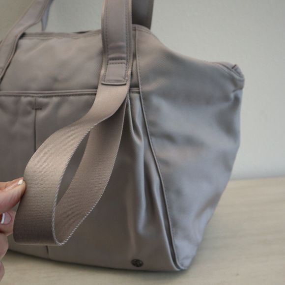 Lululemon Unisex Gray Nylon Double Handle Gym Tote Weekender Shoulder Bag $160 - Picture 11 of 12